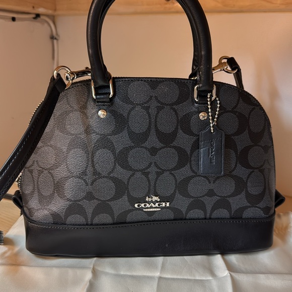 Coach Handbag 2way shoulder signature (H) 18.5.x (W) 26.5 x(D)9cm - Picture 2 of 4